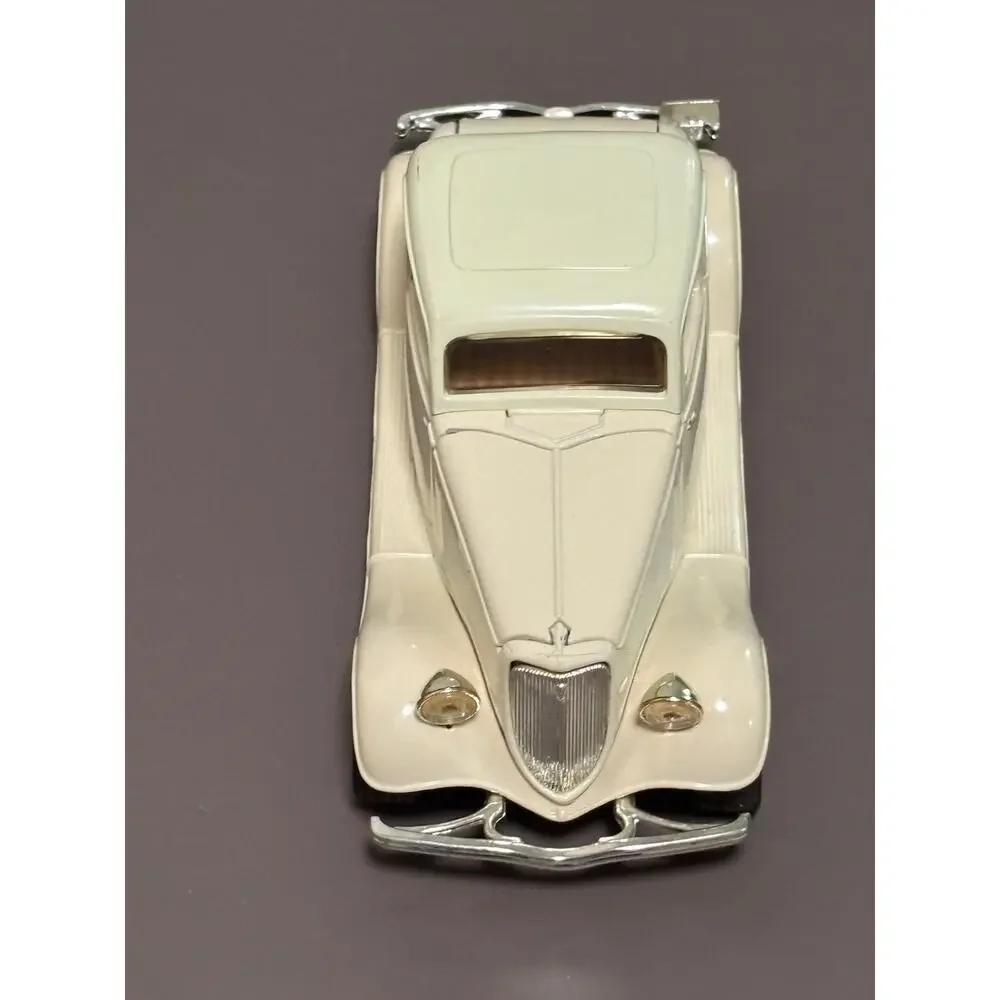 1934 Ford Coupe Red 1:24 White Diecast Model Model Car No. 68017 Motormax